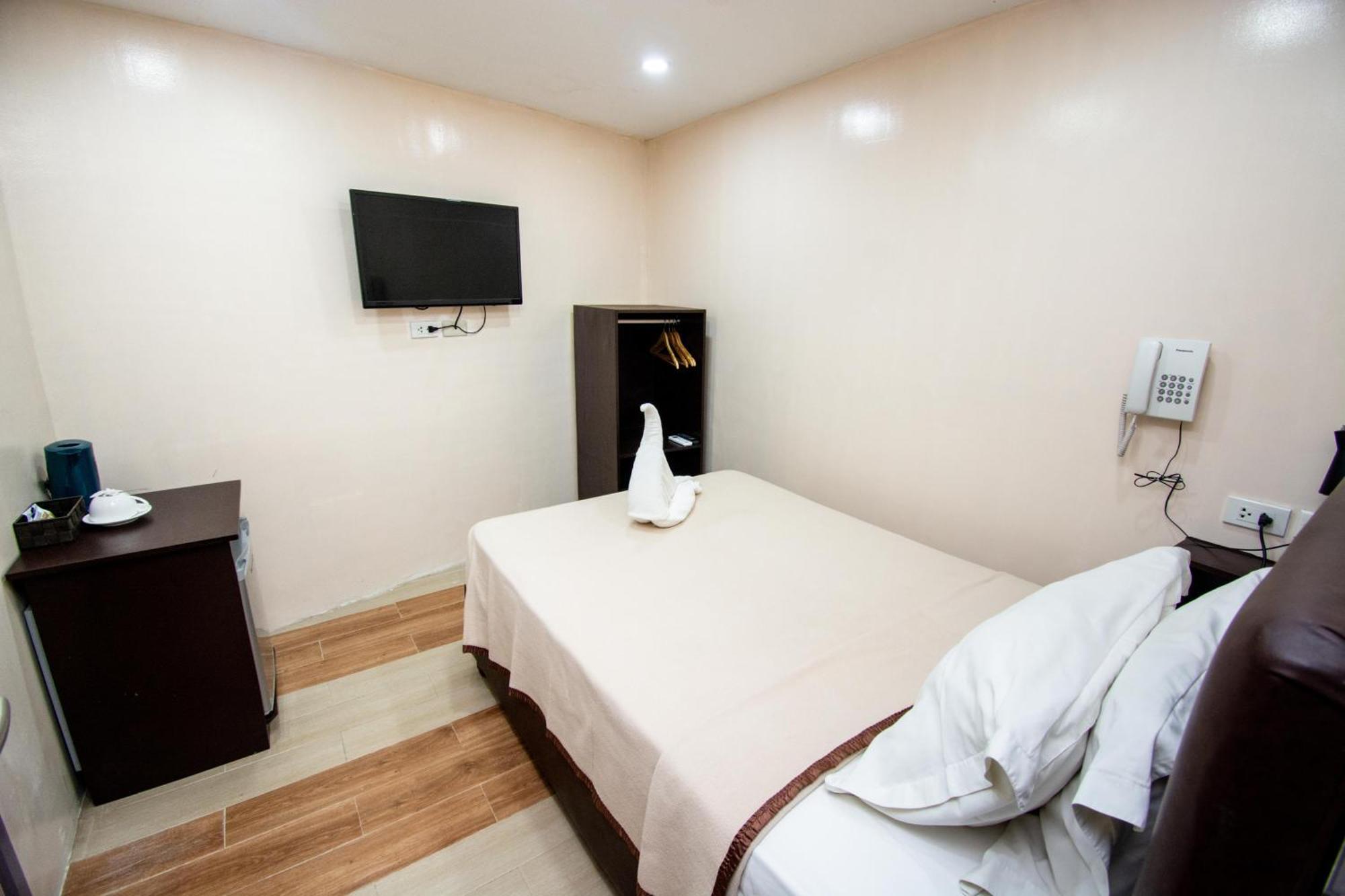 Emerald Island Hotel Balabag  Экстерьер фото